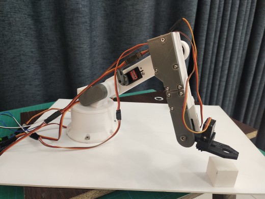 小型3D打印5自由度机械臂缩略图