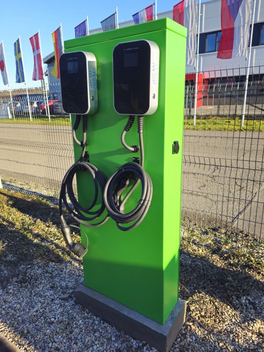 EV CHARGER带有两个WallBox的电动汽车充电箱缩略图