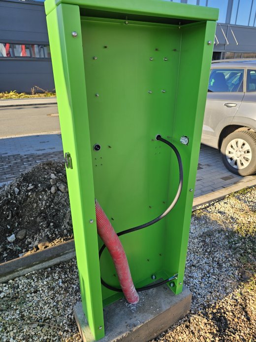 EV CHARGER带有两个WallBox的电动汽车充电箱缩略图
