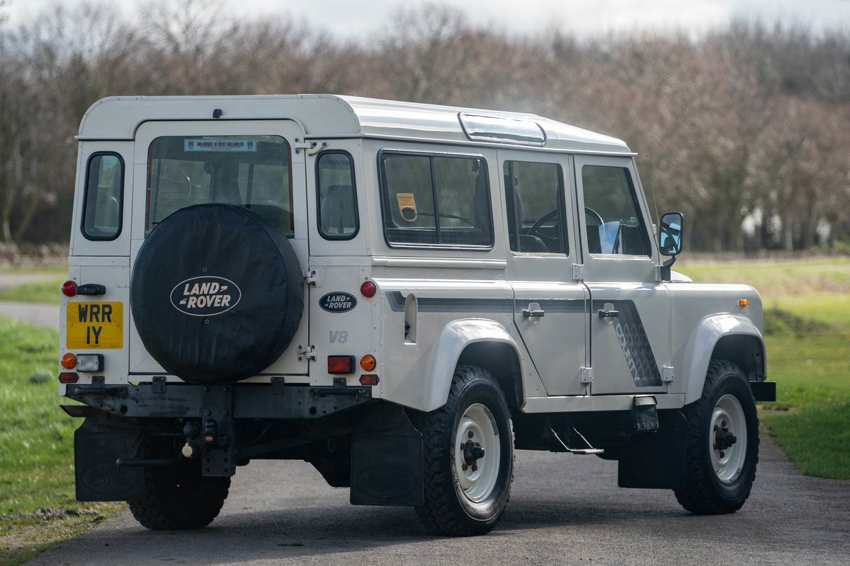 Land Rover Defender 110越野车