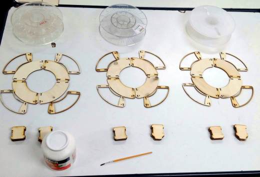 空的3d打印灯丝短卷子组织者用lasercut木头缩略图