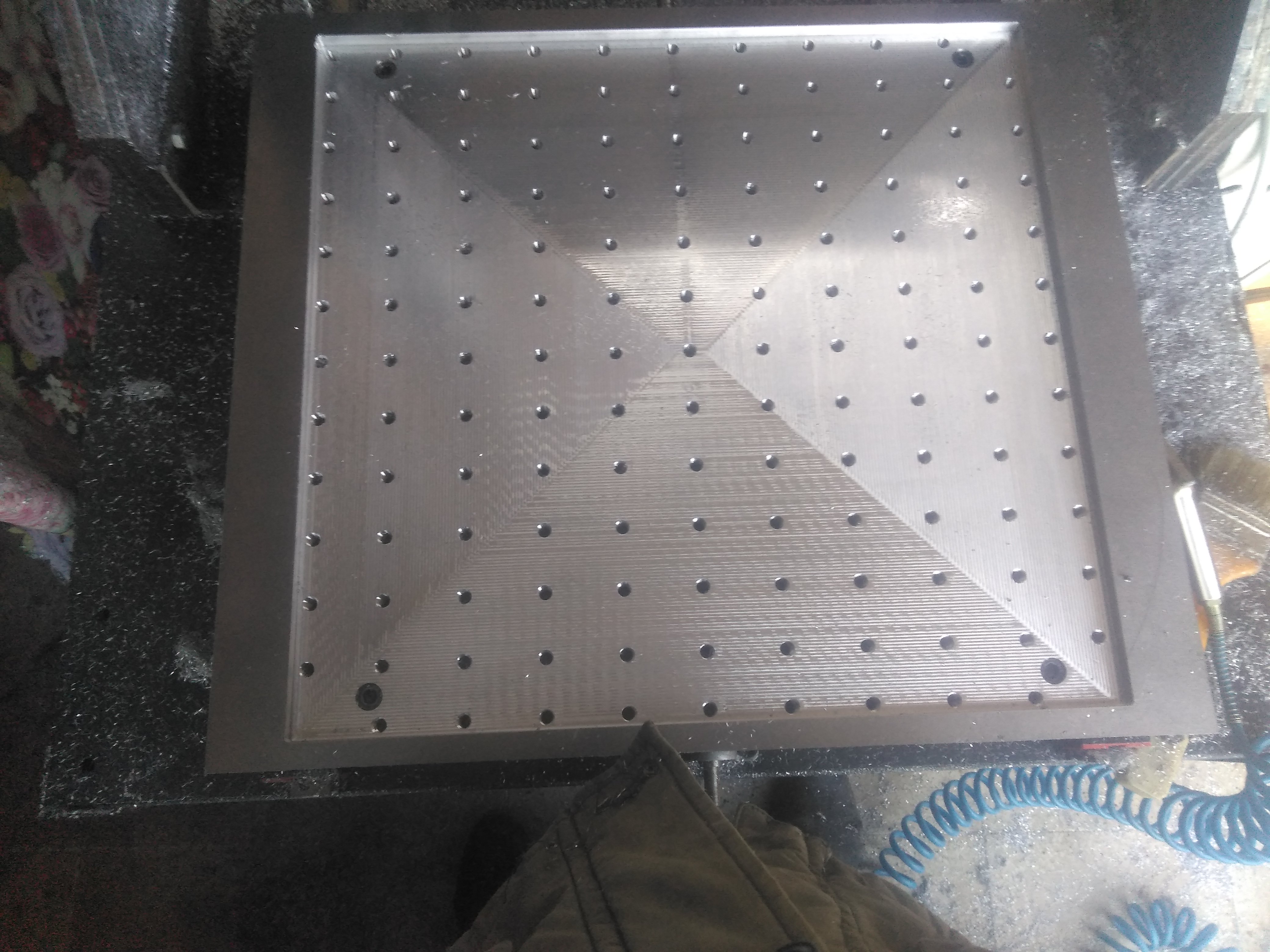 Cnc刳刨机有50x50x50cm的工作区，配有3kw主轴