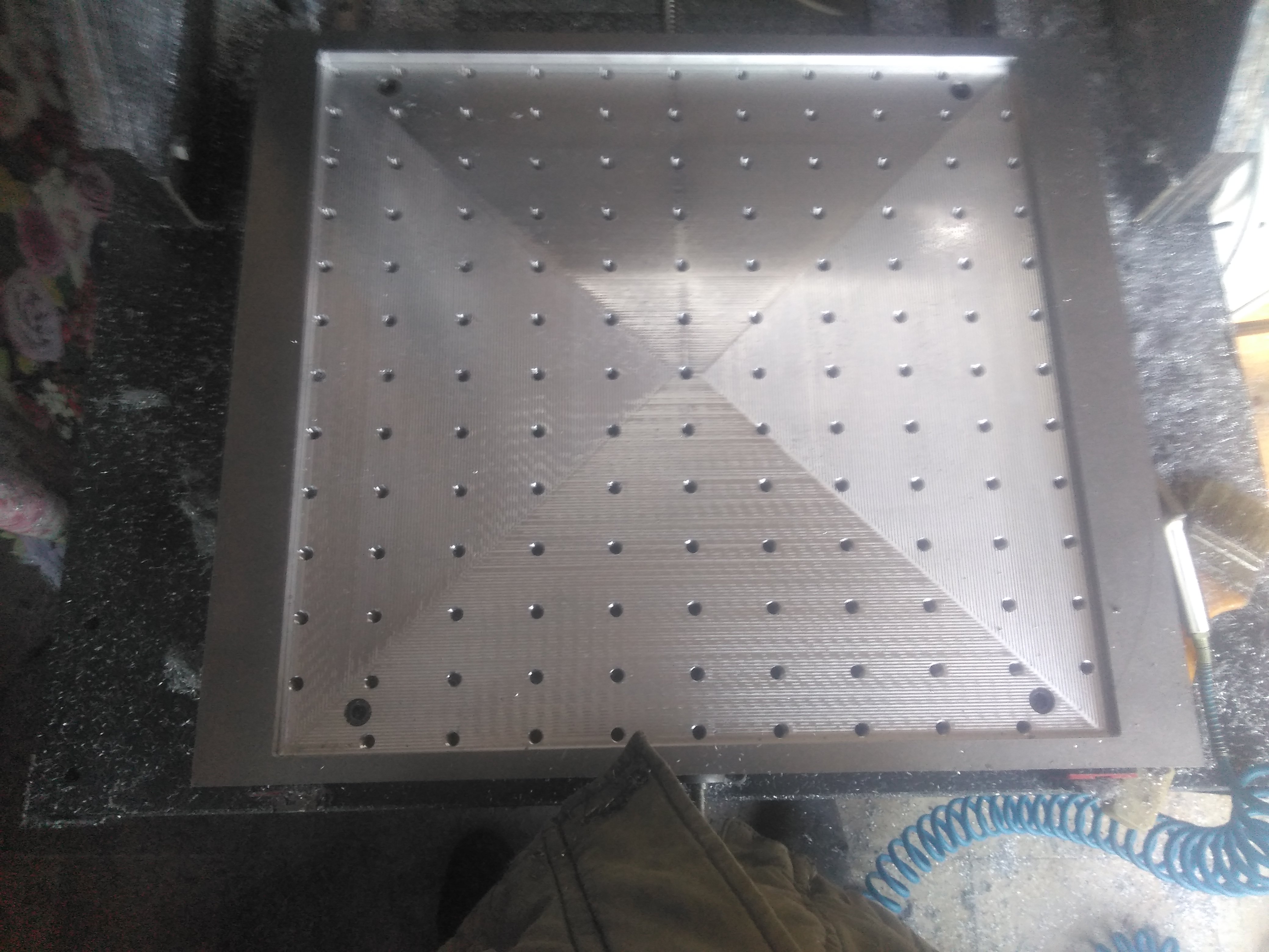 Cnc刳刨机有50x50x50cm的工作区，配有3kw主轴