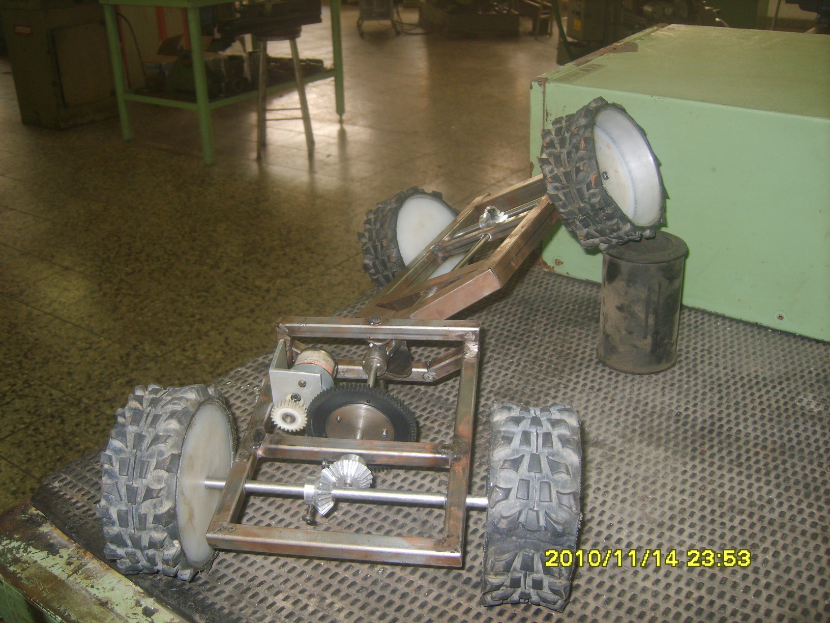 多用途车比例模型4x4双铰链转向