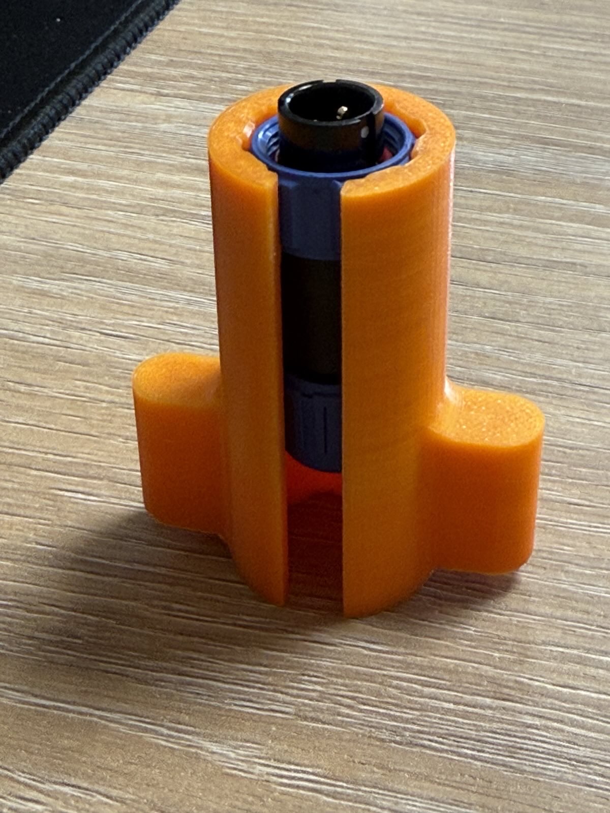 标准塑料SP13连接器。