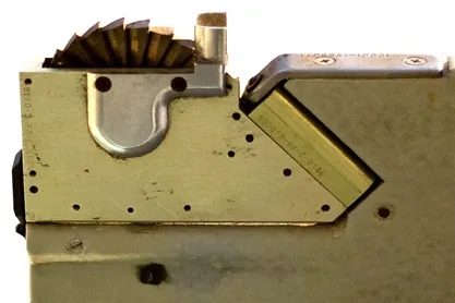 部署系统由“ SABOT-DROGUE”组成，类似于飞行式的沟渠。该过程始于伺服电机释放安全别针。然后，弹簧将SABOT弹出短距离，将其稳定环暴露于超音速气流。同时，Sabot的陀螺仪轮开始旋转，提供滚动稳定性。