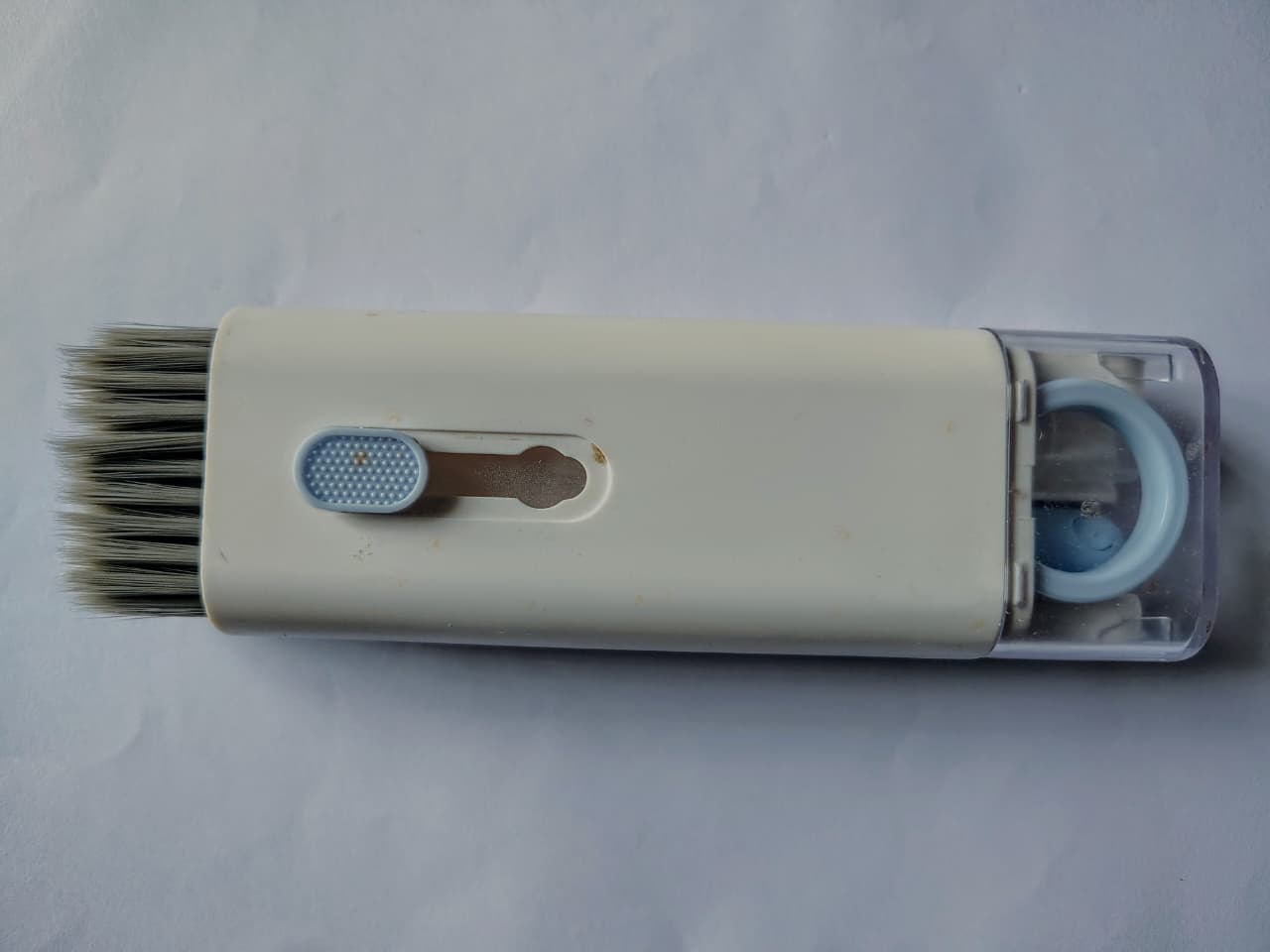 七合一键盘清洁套装，包含喷壶、刷子、清洁剂和键帽拔取器