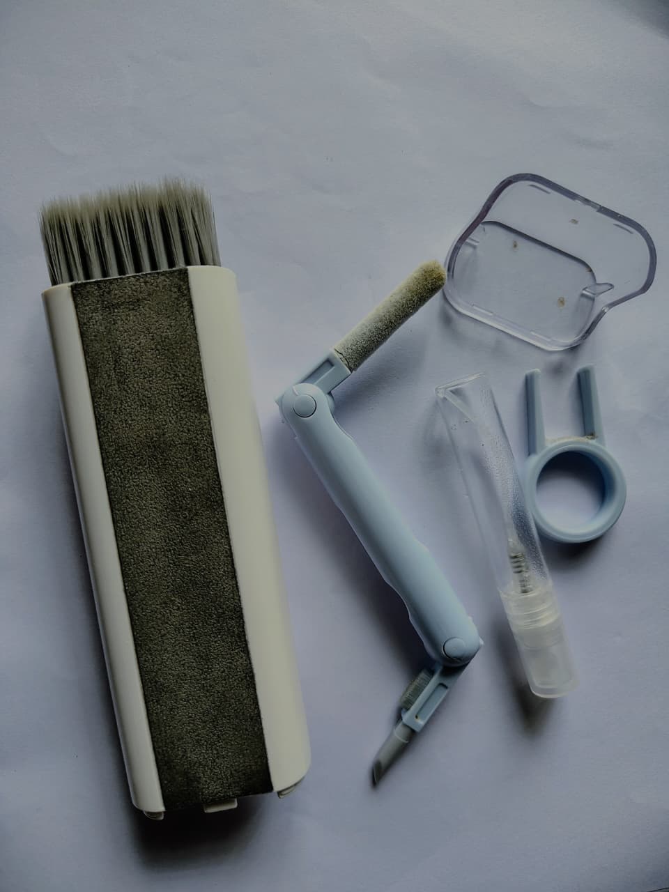 七合一键盘清洁套装，包含喷壶、刷子、清洁剂和键帽拔取器