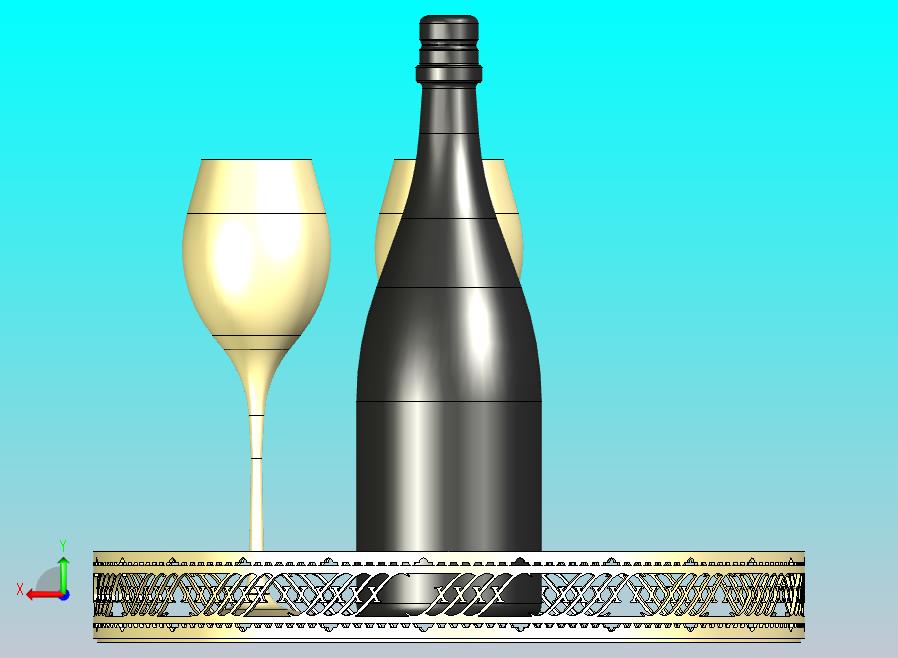 金属托盘上摆放着香槟酒瓶和酒杯