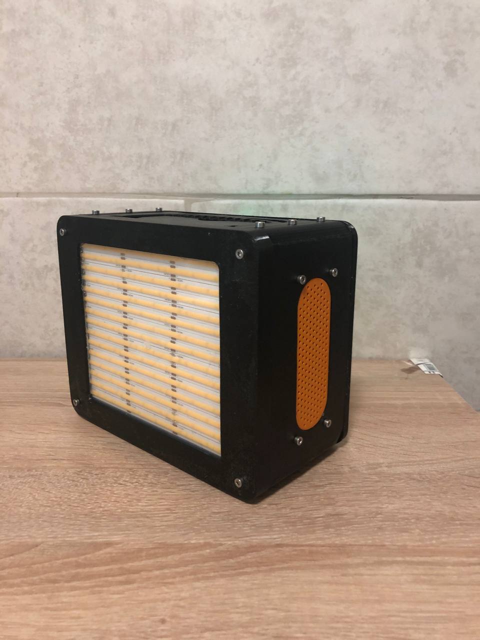 聚光灯扬声器充电器