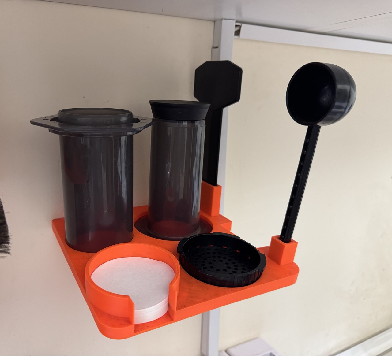 AeroPress 壁挂式支架 – 爱乐压咖啡具的紧凑型收纳盒