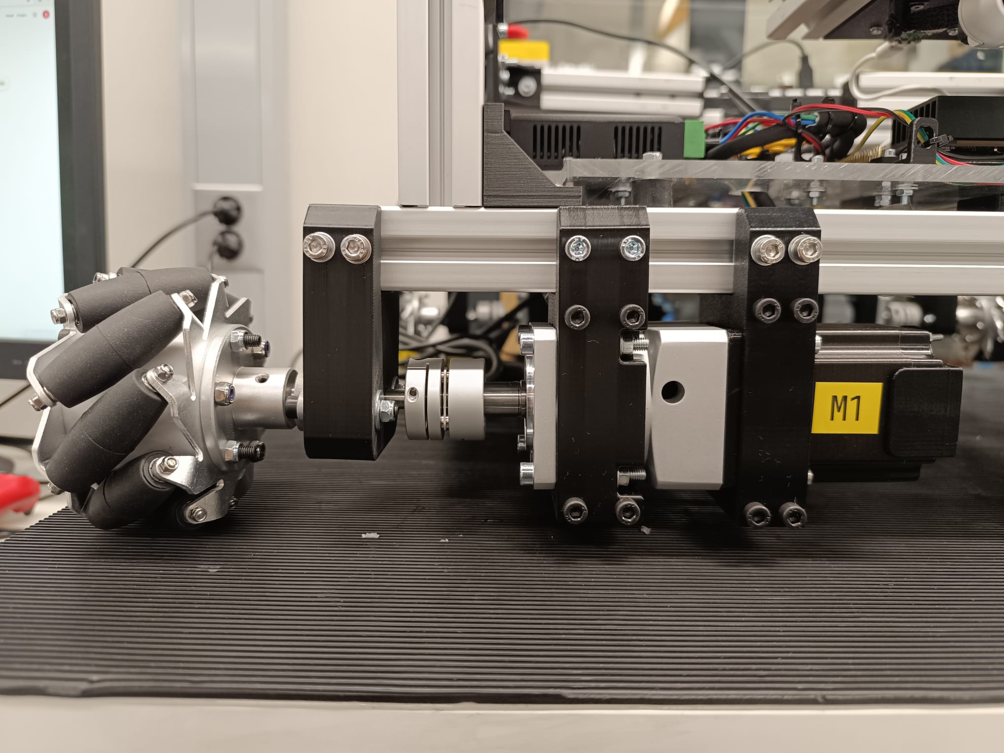 麦轮全向移动机器人