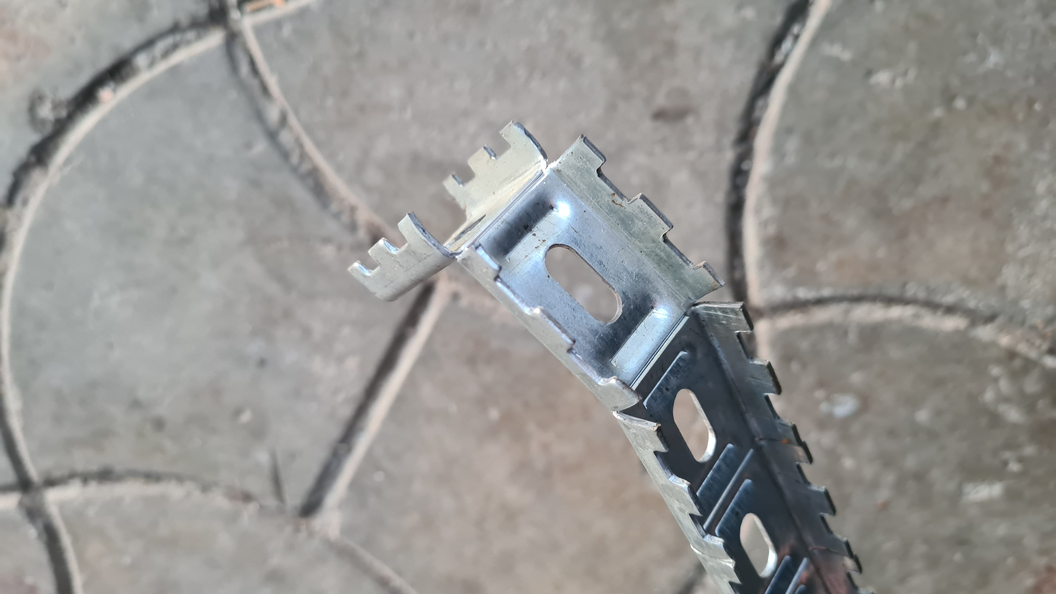 欧式围栏固定支架冲压级进模（多工序）