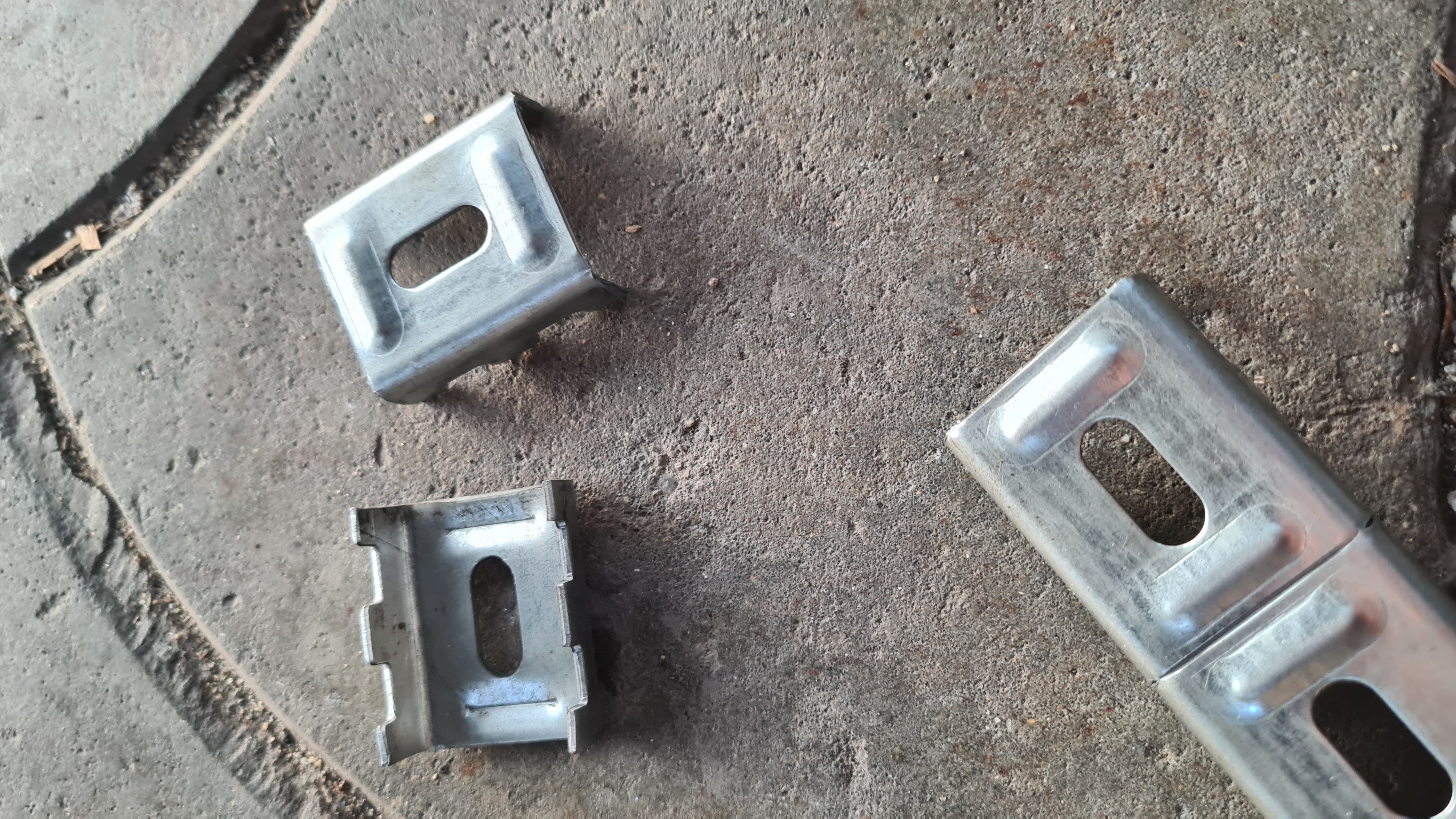 欧式围栏固定支架冲压级进模（多工序）