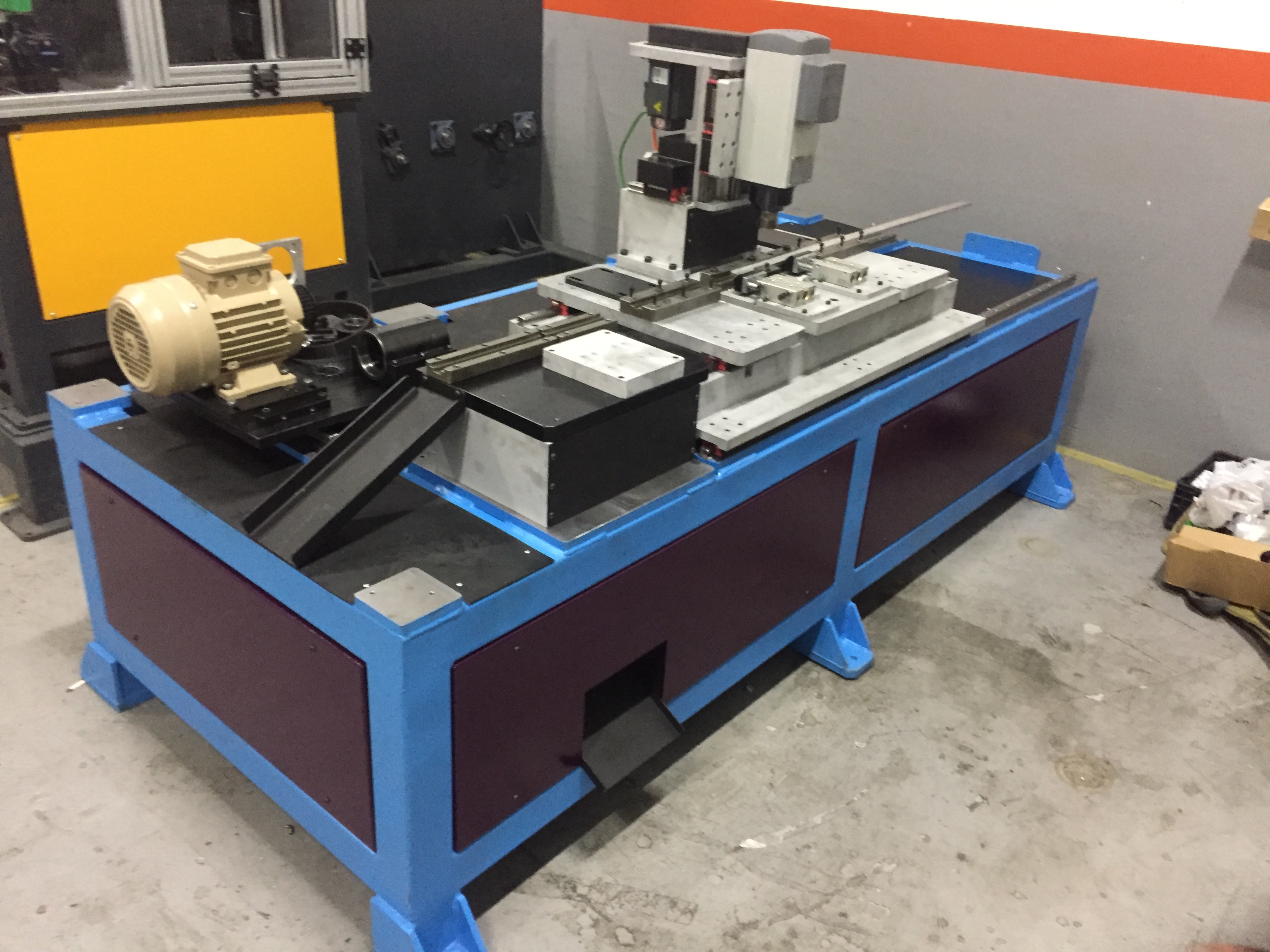 全自动分步钻孔切片机。