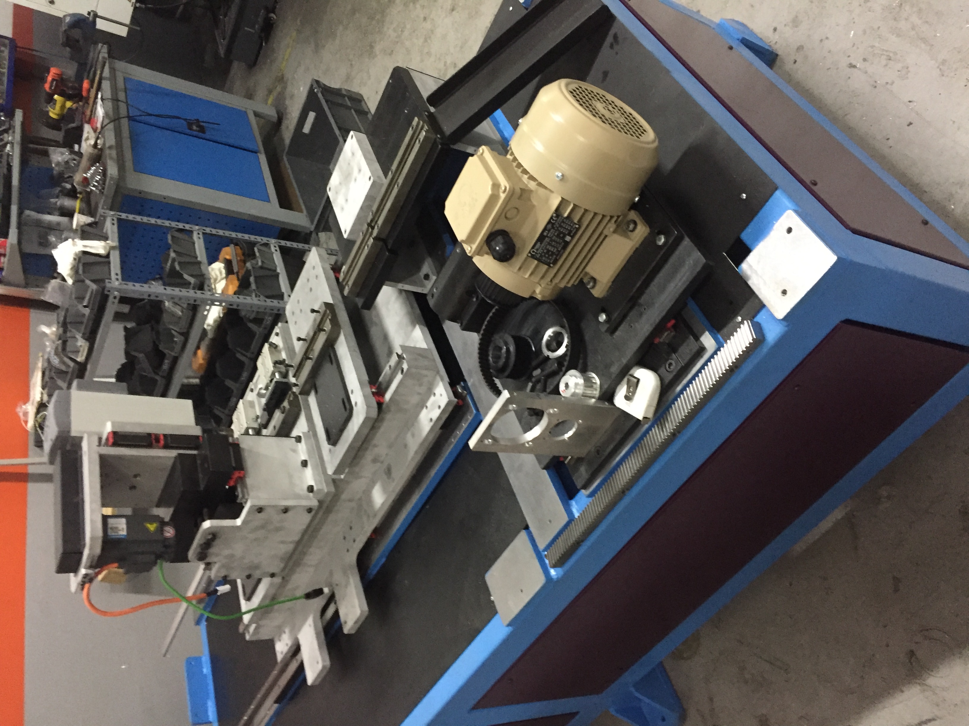 全自动分步钻孔切片机。