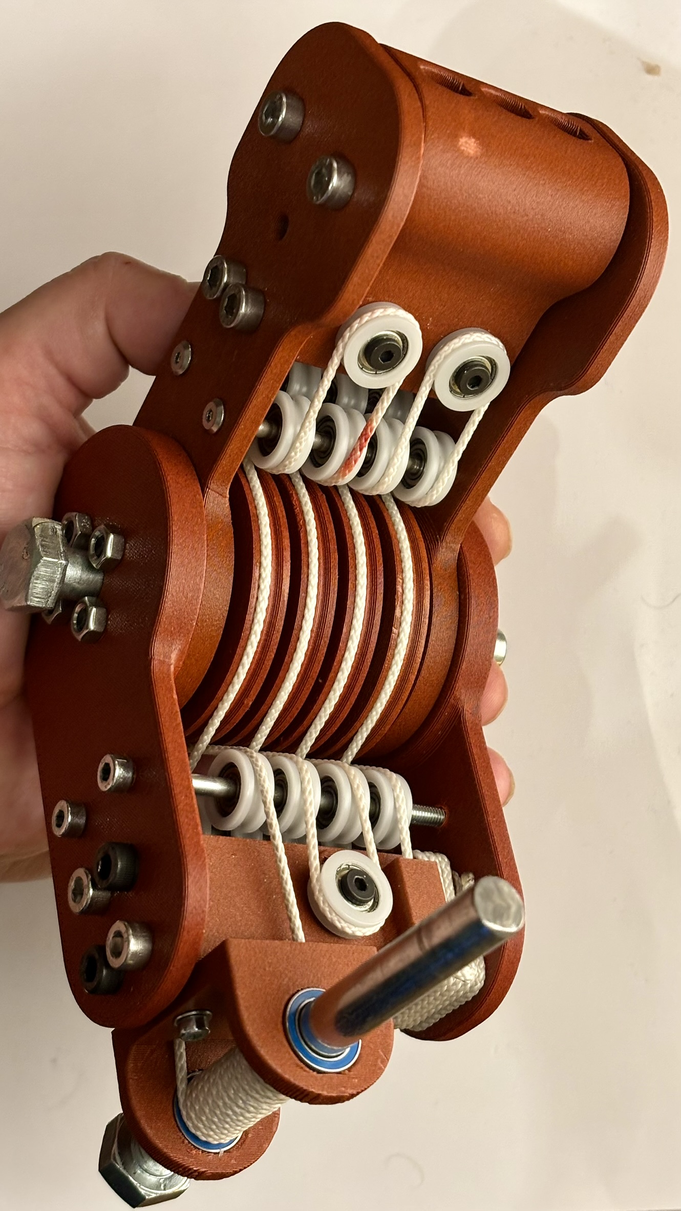 带有集成滑轮减速的钢索驱动接头