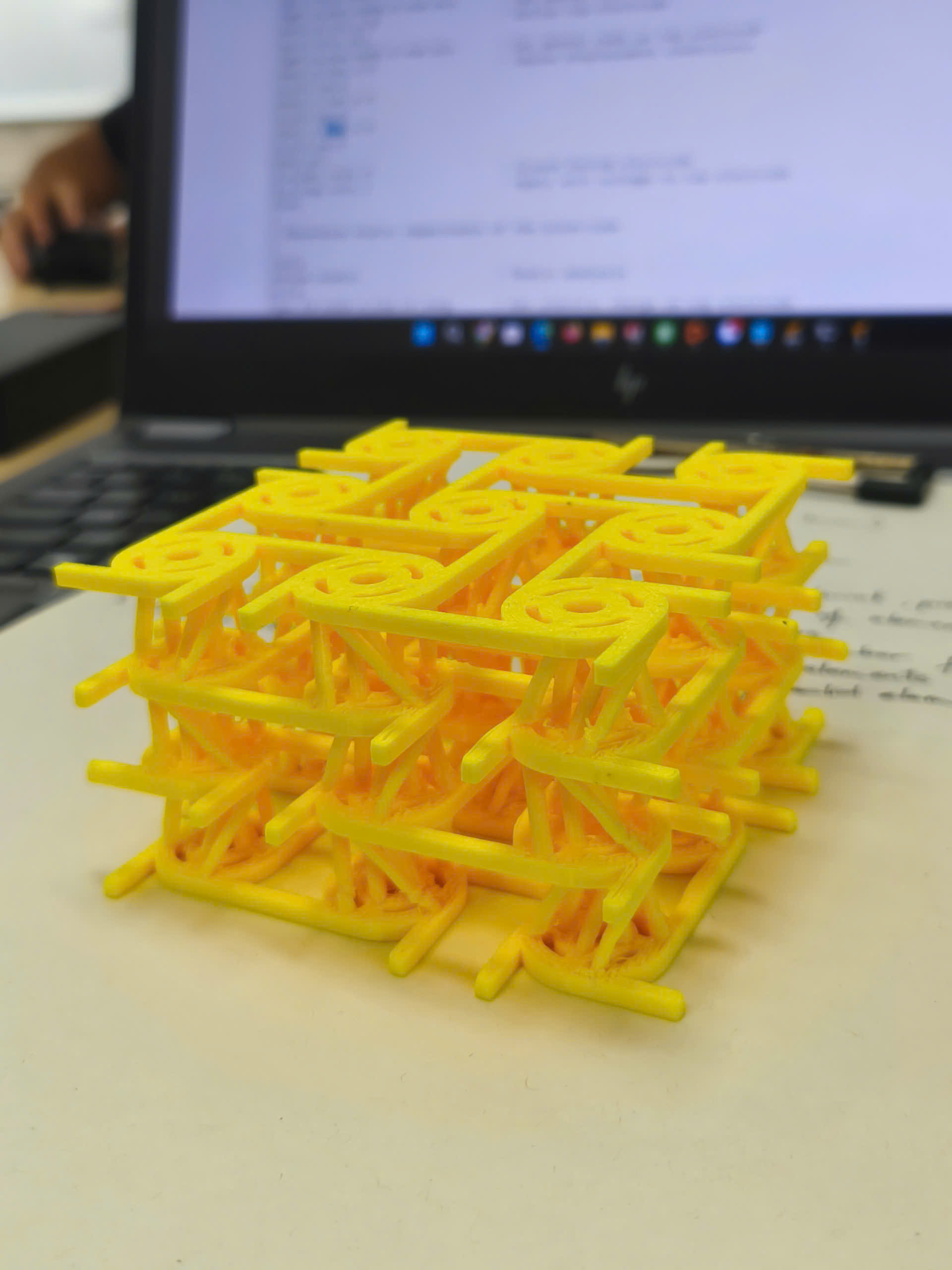 一种具有拉胀效应的新型嵌套压缩-扭曲超结构