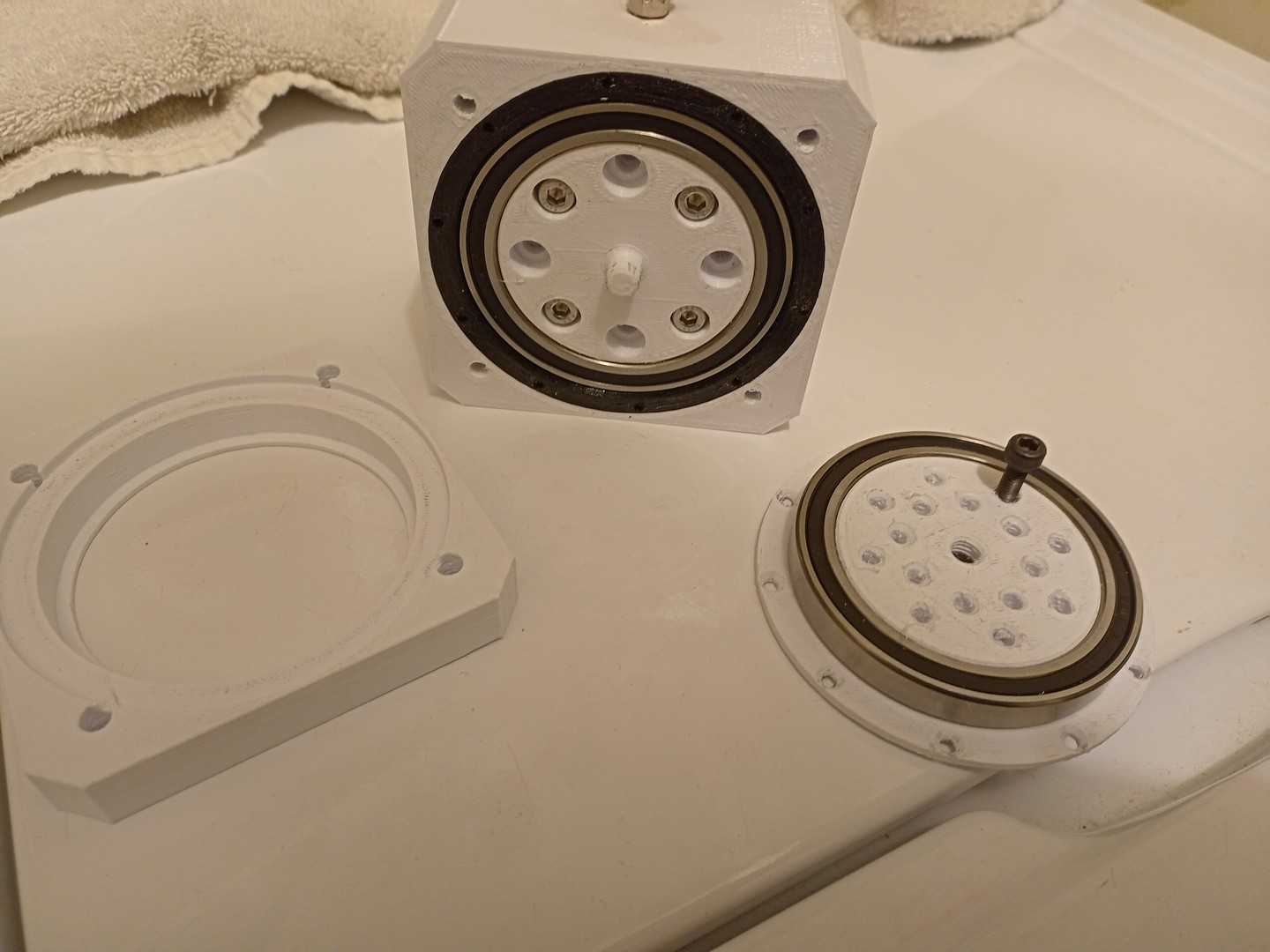 行星谐波齿轮箱。