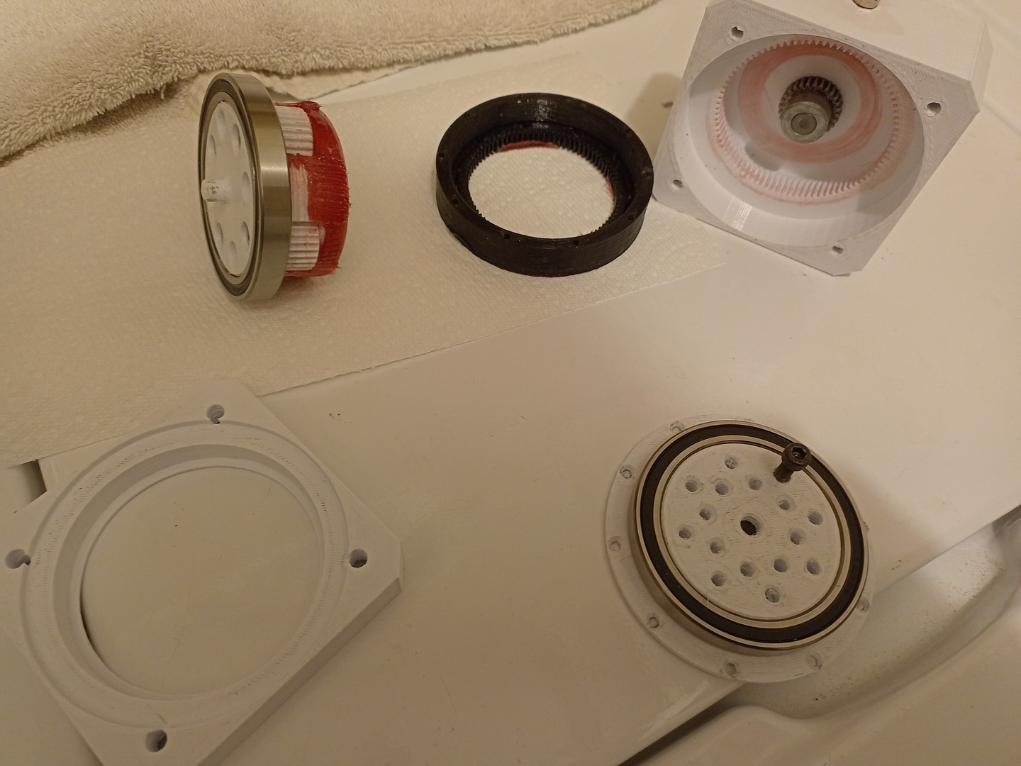 行星谐波齿轮箱。