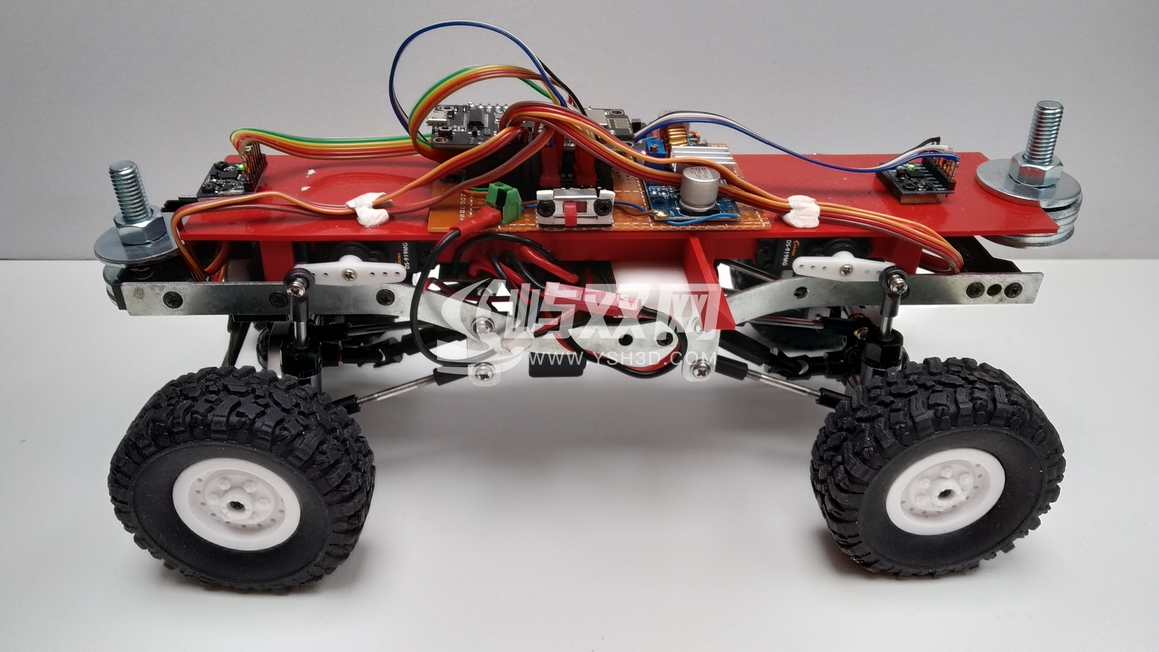 1比16自动调平悬架越野遥控车