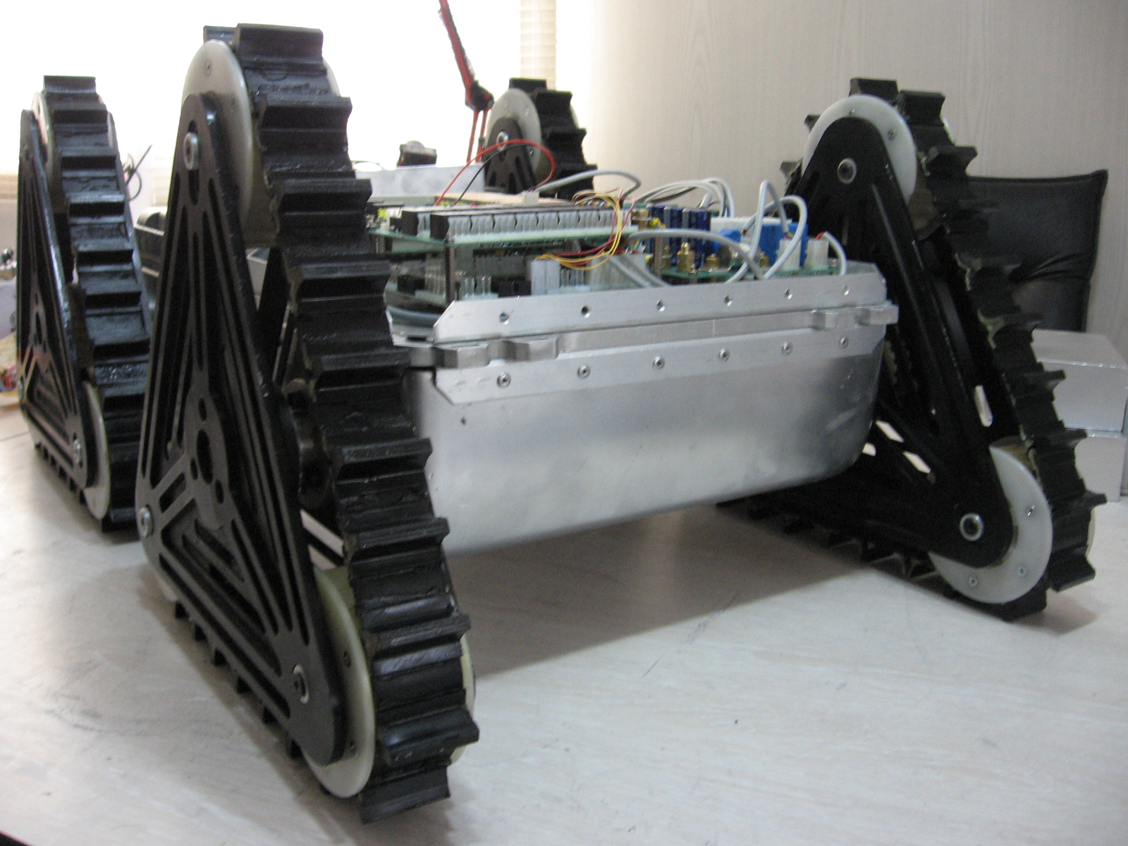 三角履带轮机器人车 营救机器人“阿尔法”