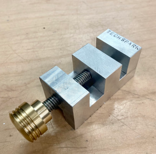 小型的,轻量级的机械师虎钳设计缩略图